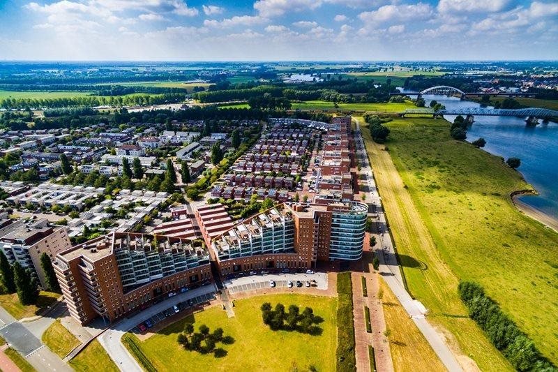 Een luchtfoto van appartementen aan de rand van de stad en aan het water