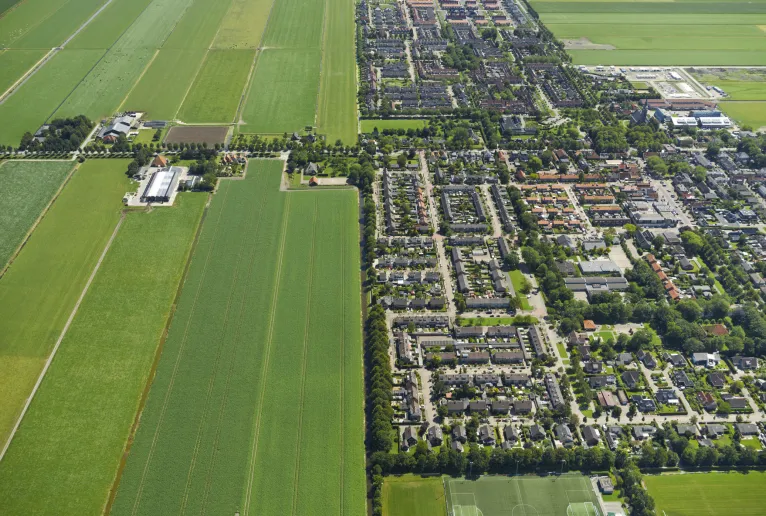 Luchtfoto van dorp en polder