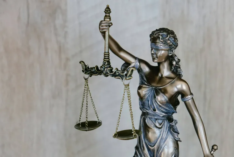 Een bronzen beeld van vrouwe justitia