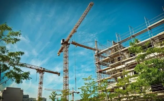 Nieuwbouw met hijskranen