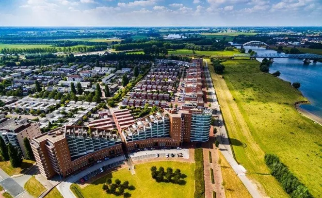 Een luchtfoto van appartementen aan de rand van de stad en aan het water