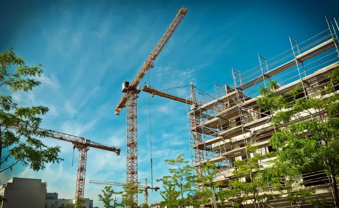 Bouwkranen boven nieuwbouw
